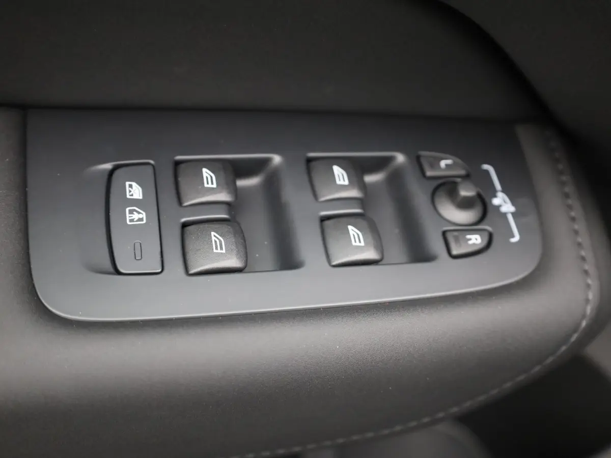 2.0 T8 Plug-in hybrid AWD Plus Dark | Trekhaak | Panodak | Dode Hoek | 360 Camera | Harman Kardon | Head Up | Elk. Klep | Prijs Rijklaar!!