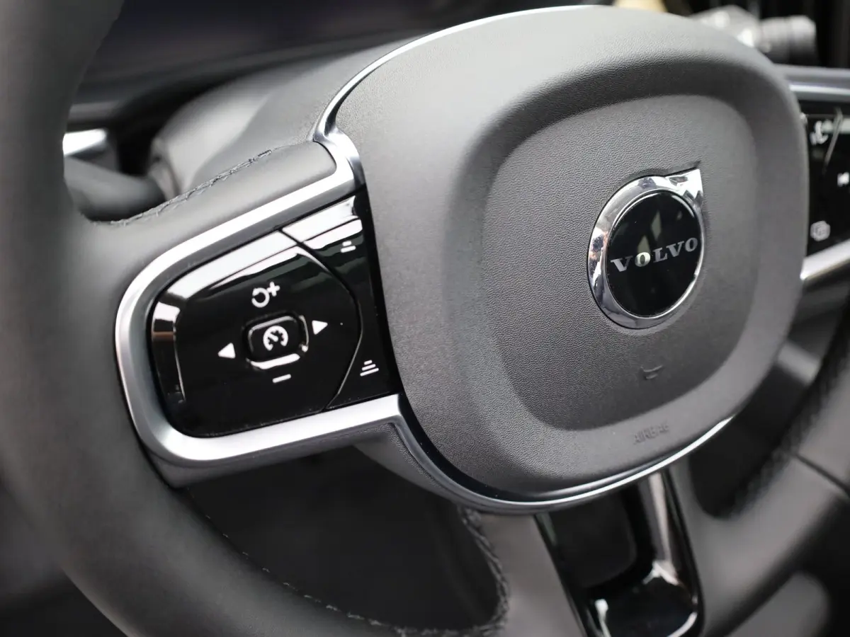2.0 T8 Plug-in hybrid AWD Plus Dark | Trekhaak | Panodak | Dode Hoek | 360 Camera | Harman Kardon | Head Up | Elk. Klep | Prijs Rijklaar!!