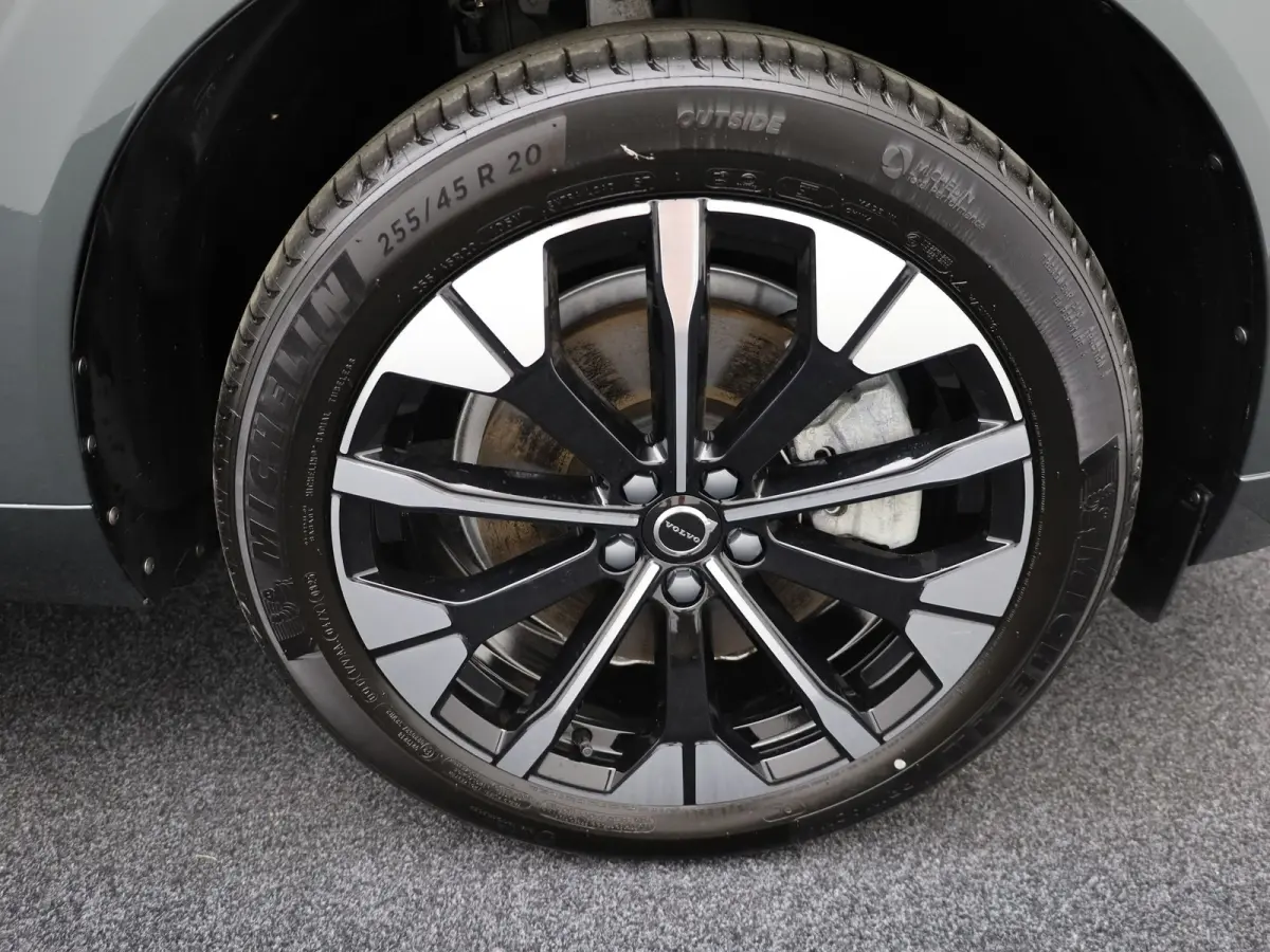 2.0 T8 Plug-in hybrid AWD Plus Dark | Trekhaak | Panodak | Dode Hoek | 360 Camera | Harman Kardon | Head Up | Elk. Klep | Prijs Rijklaar!!
