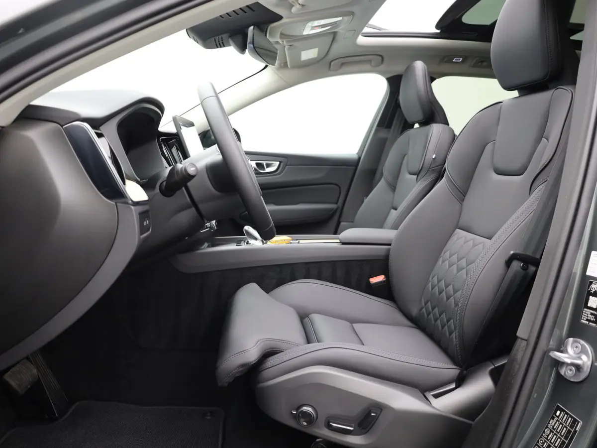 2.0 T8 Plug-in hybrid AWD Plus Dark | Trekhaak | Panodak | Dode Hoek | 360 Camera | Harman Kardon | Head Up | Elk. Klep | Prijs Rijklaar!!