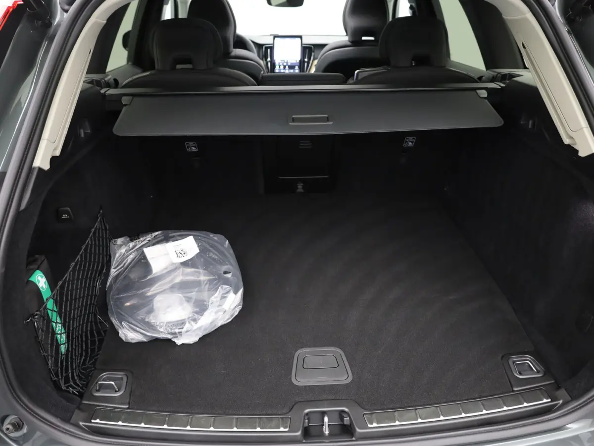 2.0 T8 Plug-in hybrid AWD Plus Dark | Trekhaak | Panodak | Dode Hoek | 360 Camera | Harman Kardon | Head Up | Elk. Klep | Prijs Rijklaar!!