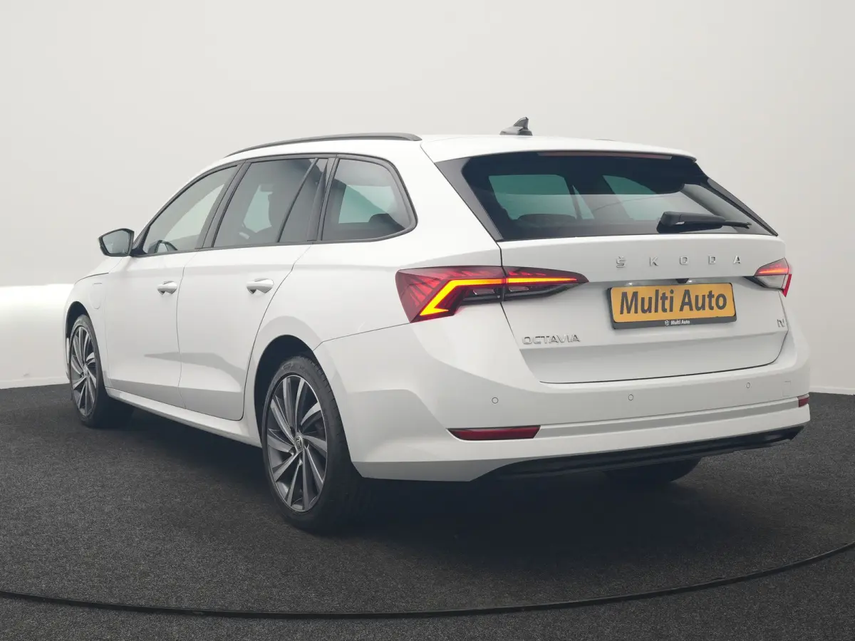 1.4 TSI iV Business Edition PHEV 204pk Dealer O.H | Trekhaak Af Fabriek | Adaptive Cruise | Camera | Stoelmassage | Sportstoelen & Stuur Verwarmd | Keyless | Sfeerverlichting | Crystal LED |