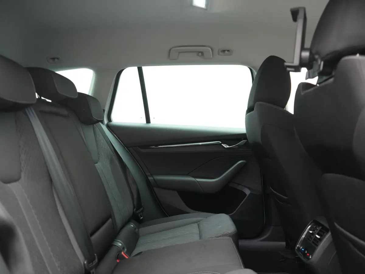 1.4 TSI iV Business Edition PHEV 204pk Dealer O.H | Trekhaak Af Fabriek | Adaptive Cruise | Camera | Stoelmassage | Sportstoelen & Stuur Verwarmd | Keyless | Sfeerverlichting | Crystal LED |