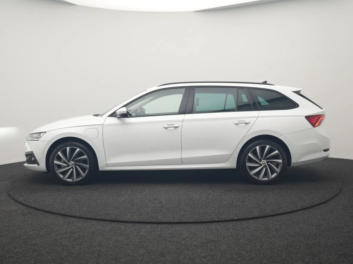 1.4 TSI iV Business Edition PHEV 204pk Dealer O.H | Trekhaak Af Fabriek | Adaptive Cruise | Camera | Stoelmassage | Sportstoelen & Stuur Verwarmd | Keyless | Sfeerverlichting | Crystal LED |