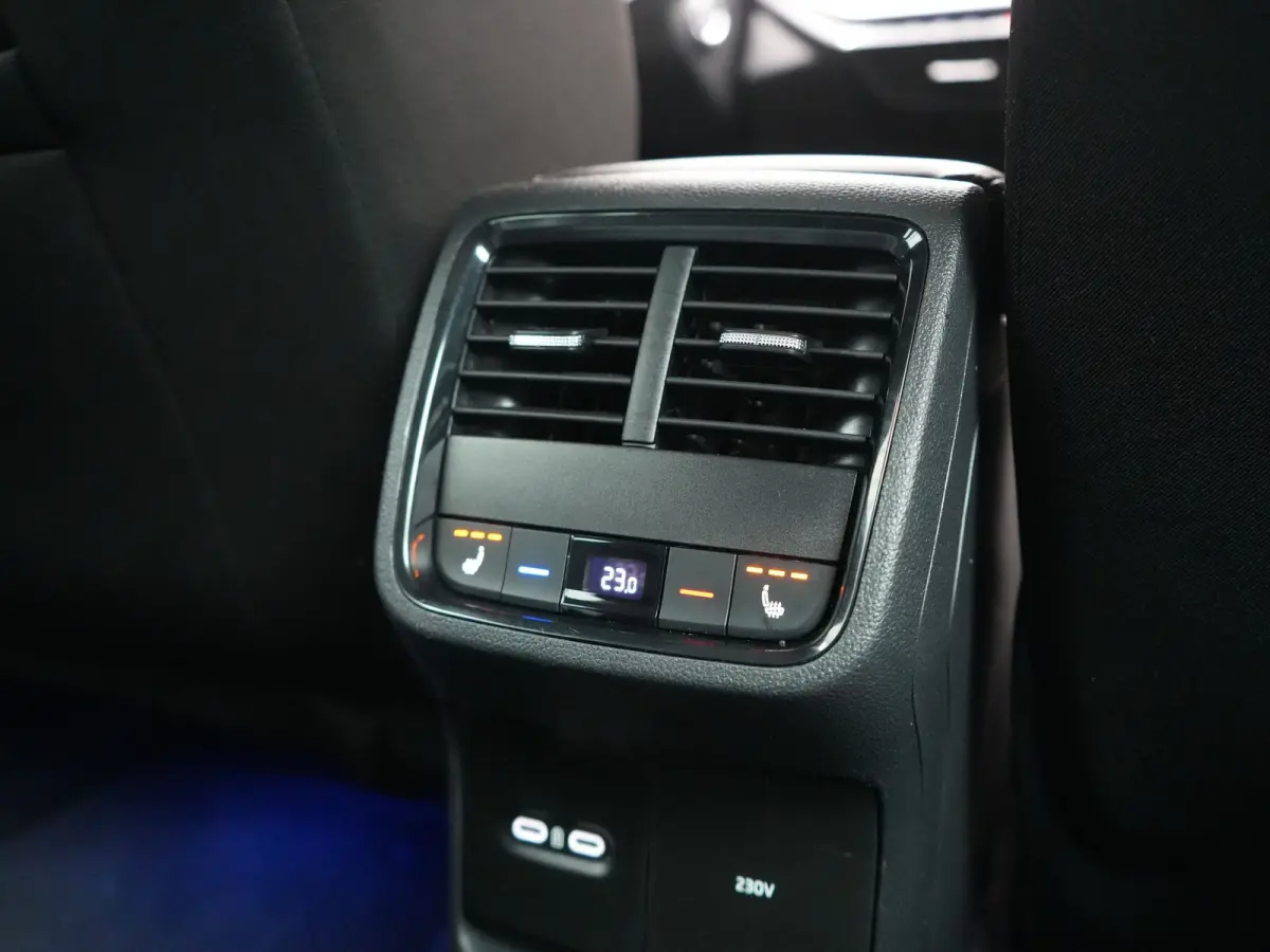 1.4 TSI iV Business Edition PHEV 204pk Dealer O.H | Trekhaak Af Fabriek | Adaptive Cruise | Camera | Stoelmassage | Sportstoelen & Stuur Verwarmd | Keyless | Sfeerverlichting | Crystal LED |