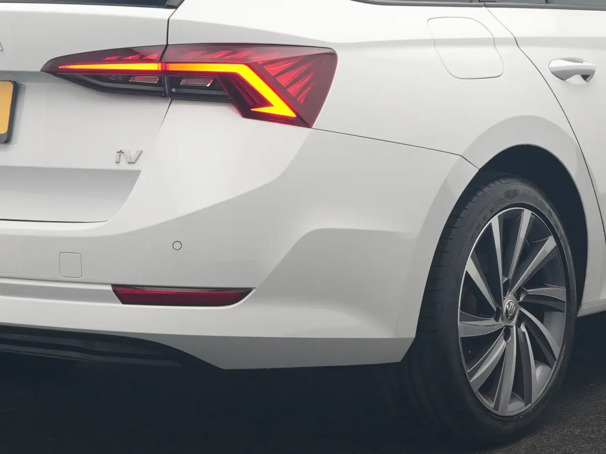 1.4 TSI iV Business Edition PHEV 204pk Dealer O.H | Trekhaak Af Fabriek | Adaptive Cruise | Camera | Stoelmassage | Sportstoelen & Stuur Verwarmd | Keyless | Sfeerverlichting | Crystal LED |