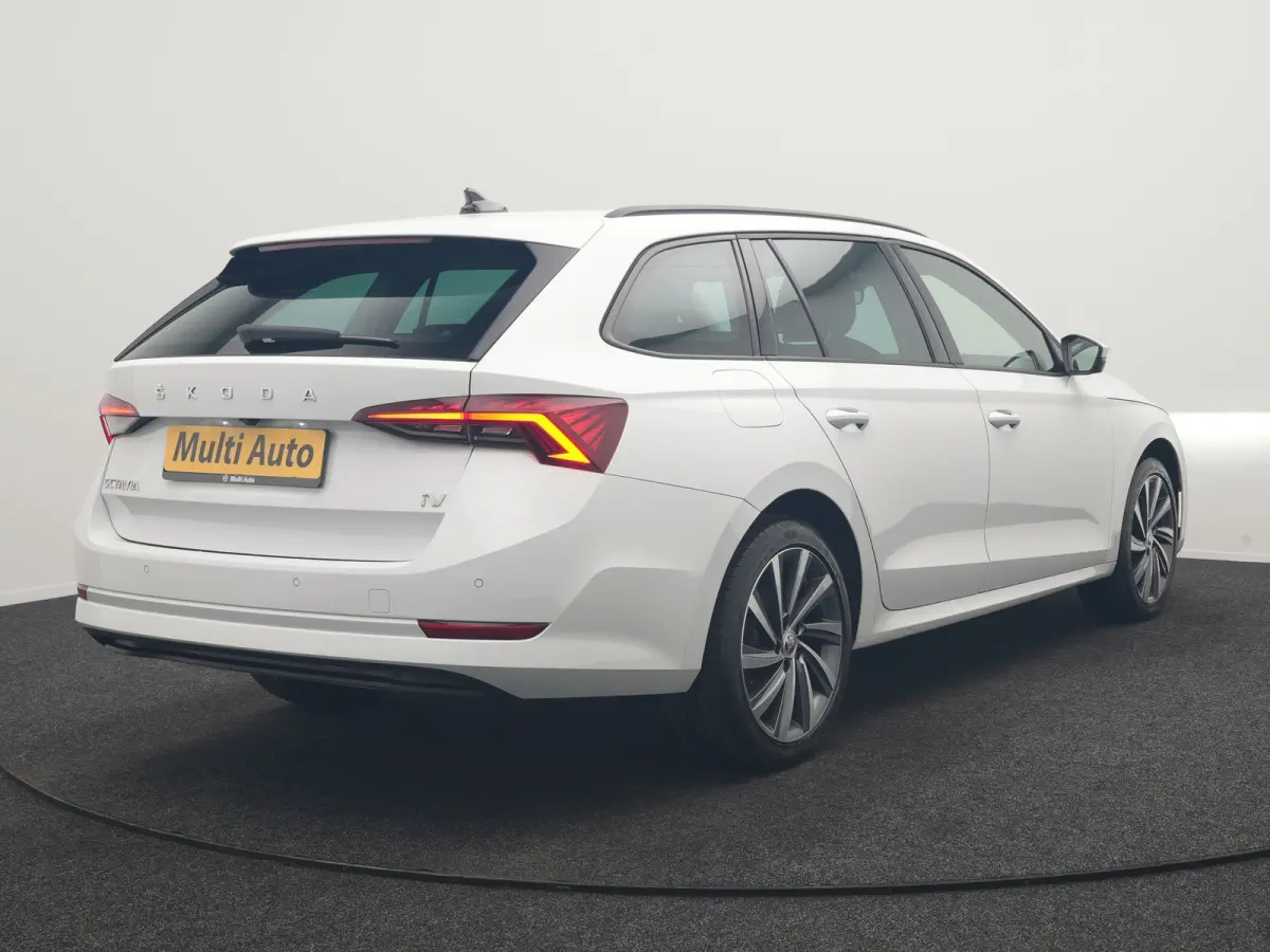 1.4 TSI iV Business Edition PHEV 204pk Dealer O.H | Trekhaak Af Fabriek | Adaptive Cruise | Camera | Stoelmassage | Sportstoelen & Stuur Verwarmd | Keyless | Sfeerverlichting | Crystal LED |