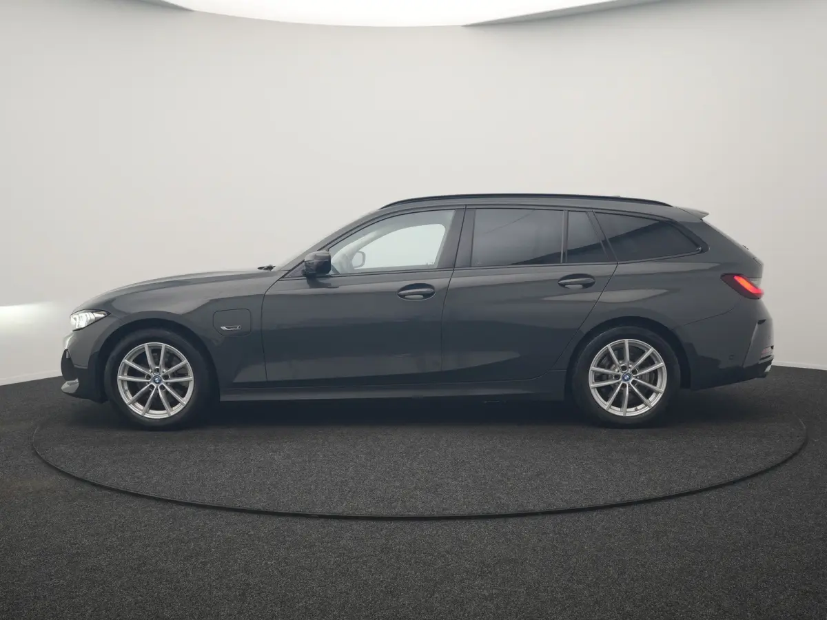 320e Facelift 204pk PHEV Dealer O.H. | Dravitgrau metallic | Head Up | Camera | Widescreen Navi | Stoelverwarming | Apple Carplay | Blis | Adaptive LED | Park Assist | DAB | Plug In Hybrid |