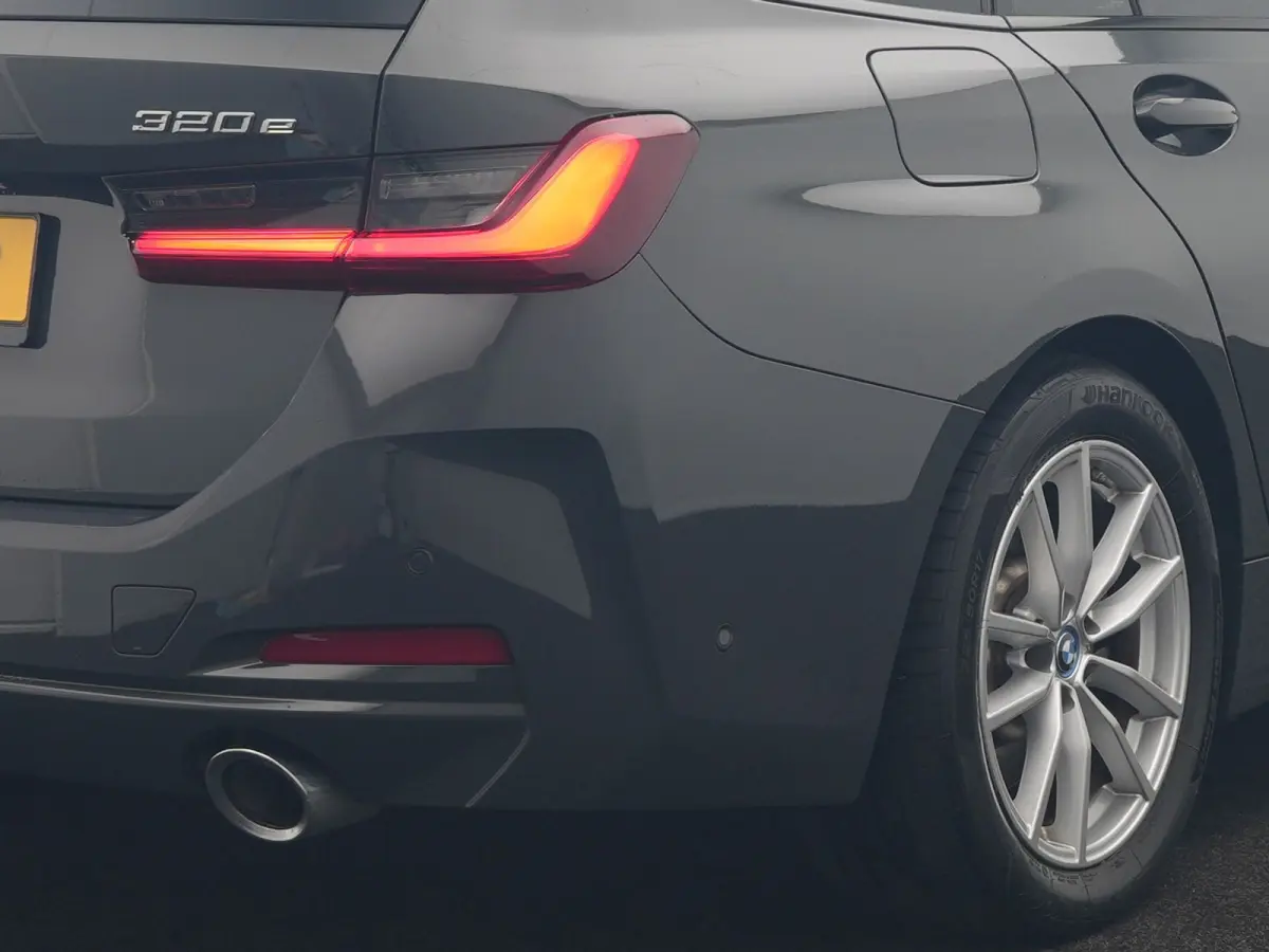 320e Facelift 204pk PHEV Dealer O.H. | Dravitgrau metallic | Head Up | Camera | Widescreen Navi | Stoelverwarming | Apple Carplay | Blis | Adaptive LED | Park Assist | DAB | Plug In Hybrid |