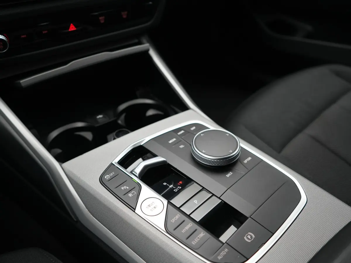 320e Facelift 204pk PHEV Dealer O.H. | Dravitgrau metallic | Head Up | Camera | Widescreen Navi | Stoelverwarming | Apple Carplay | Blis | Adaptive LED | Park Assist | DAB | Plug In Hybrid |