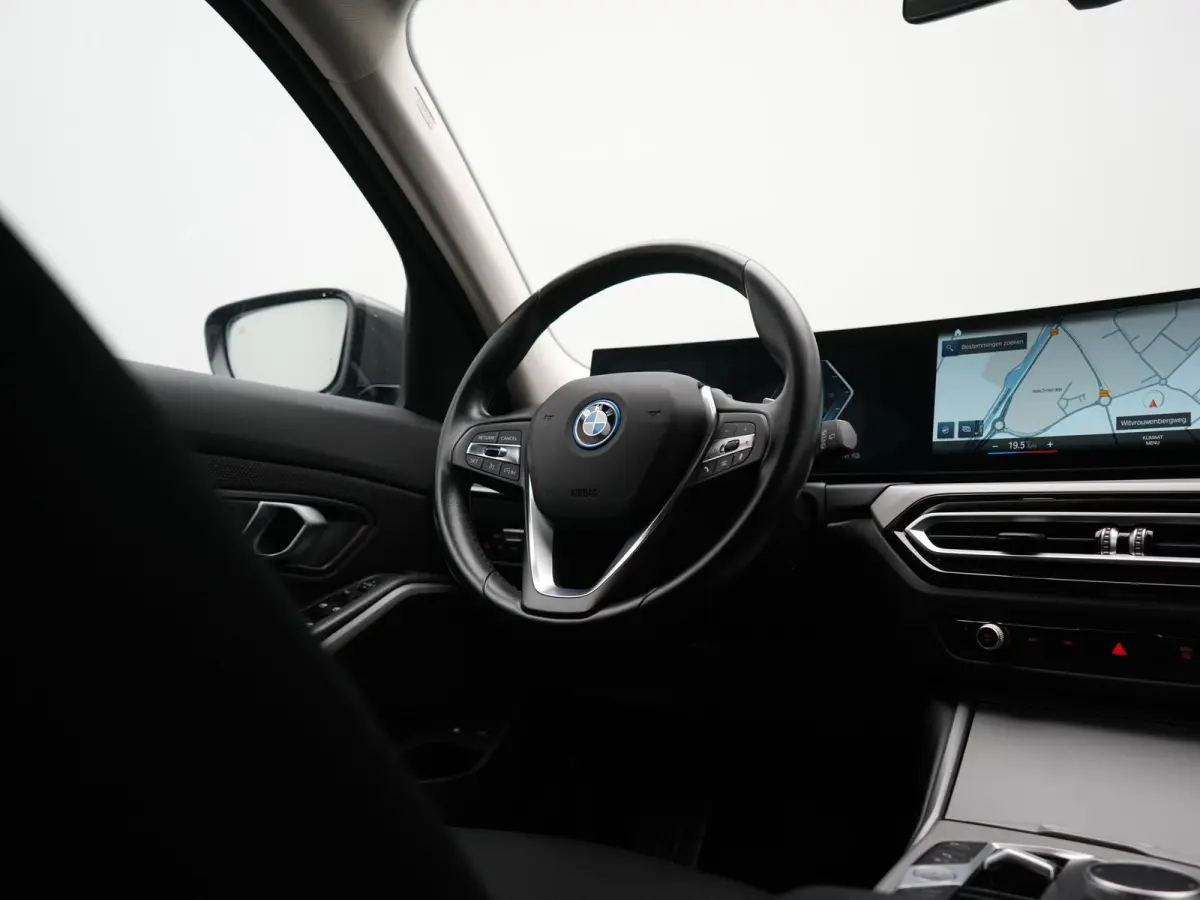 320e Facelift 204pk PHEV Dealer O.H. | Dravitgrau metallic | Head Up | Camera | Widescreen Navi | Stoelverwarming | Apple Carplay | Blis | Adaptive LED | Park Assist | DAB | Plug In Hybrid |
