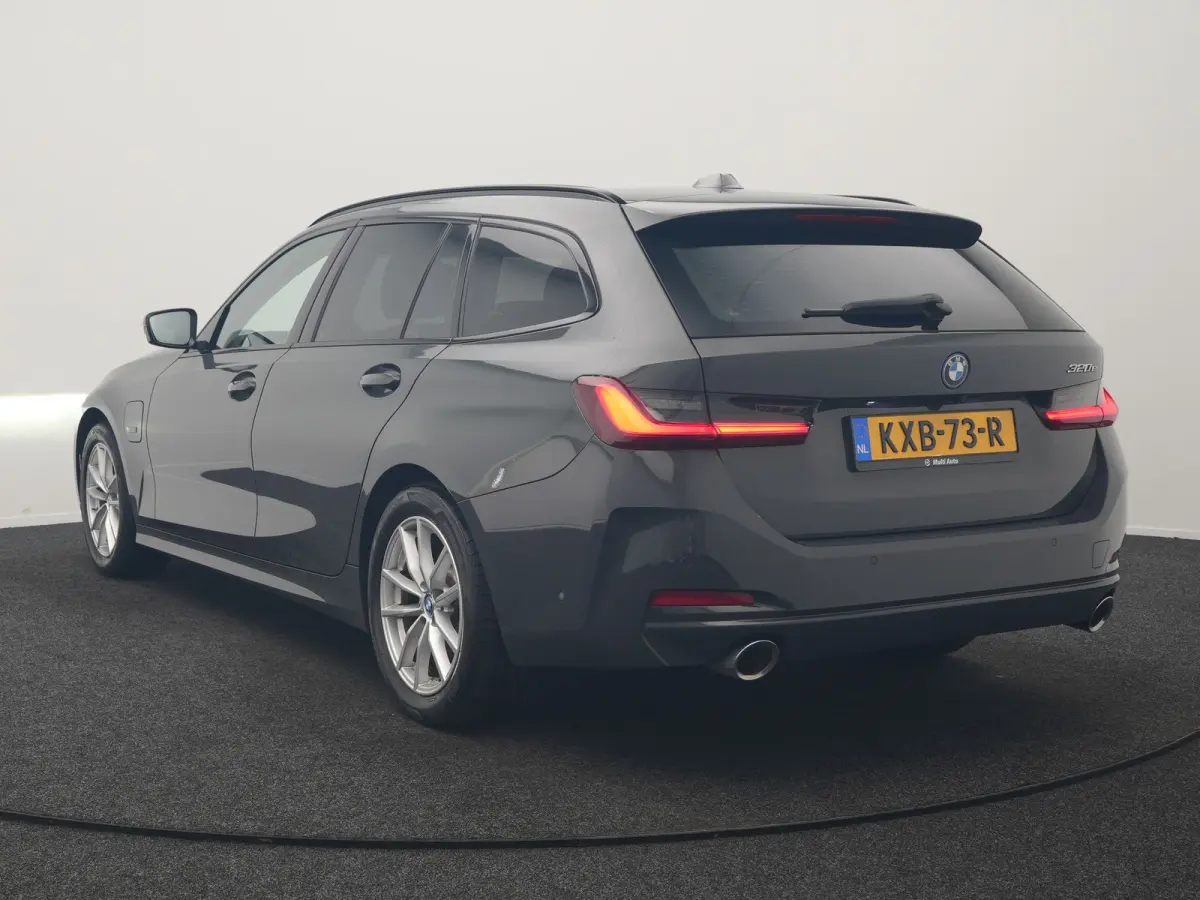 320e Facelift 204pk PHEV Dealer O.H. | Dravitgrau metallic | Head Up | Camera | Widescreen Navi | Stoelverwarming | Apple Carplay | Blis | Adaptive LED | Park Assist | DAB | Plug In Hybrid |