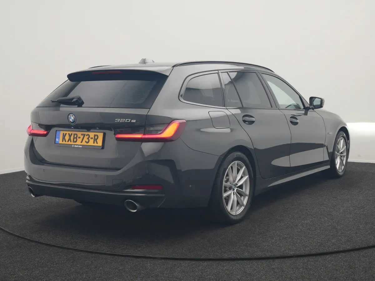 320e Facelift 204pk PHEV Dealer O.H. | Dravitgrau metallic | Head Up | Camera | Widescreen Navi | Stoelverwarming | Apple Carplay | Blis | Adaptive LED | Park Assist | DAB | Plug In Hybrid |