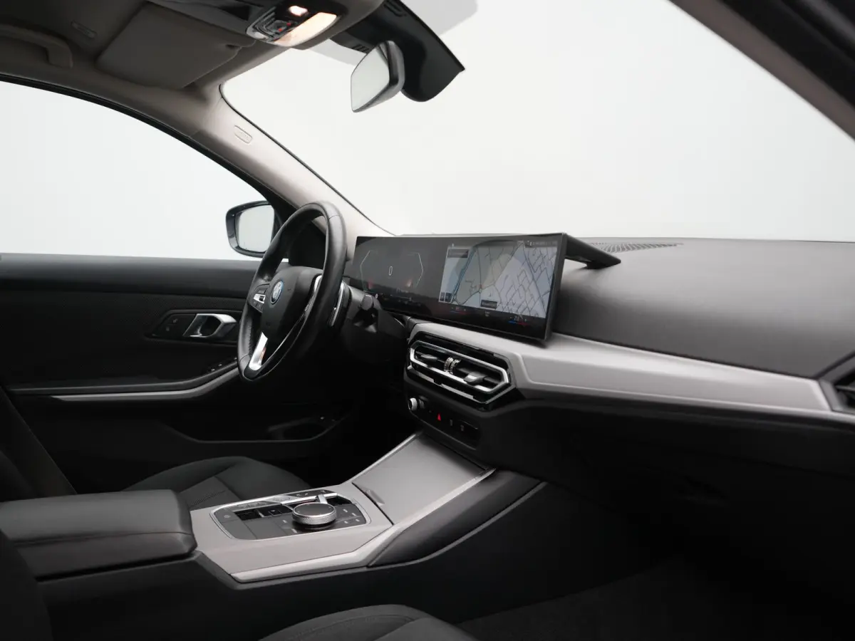 320e Facelift 204pk PHEV Dealer O.H. | Dravitgrau metallic | Head Up | Camera | Widescreen Navi | Stoelverwarming | Apple Carplay | Blis | Adaptive LED | Park Assist | DAB | Plug In Hybrid |