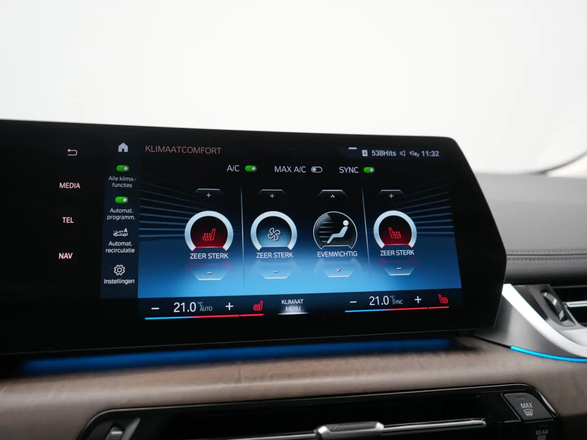 225e xDrive Luxury Line PHEV 245pk Dealer O.H. | Trekhaak Af Fabriek | Adaptive Cruise | 360 Camera | Head Up | Lederen Sportstoelen Verwarmd | Sfeerverichting | Keyless | Blis | Apple Carpl