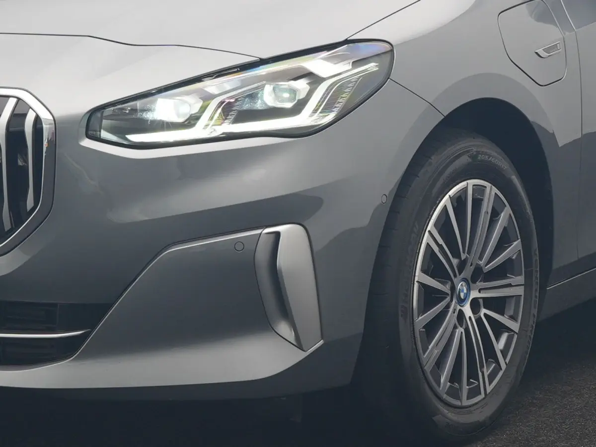 225e xDrive Luxury Line PHEV 245pk Dealer O.H. | Trekhaak Af Fabriek | Adaptive Cruise | 360 Camera | Head Up | Lederen Sportstoelen Verwarmd | Sfeerverichting | Keyless | Blis | Apple Carpl