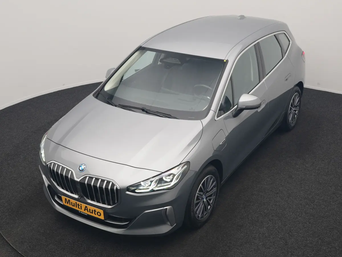 225e xDrive Luxury Line PHEV 245pk Dealer O.H. | Trekhaak Af Fabriek | Adaptive Cruise | 360 Camera | Head Up | Lederen Sportstoelen Verwarmd | Sfeerverichting | Keyless | Blis | Apple Carpl