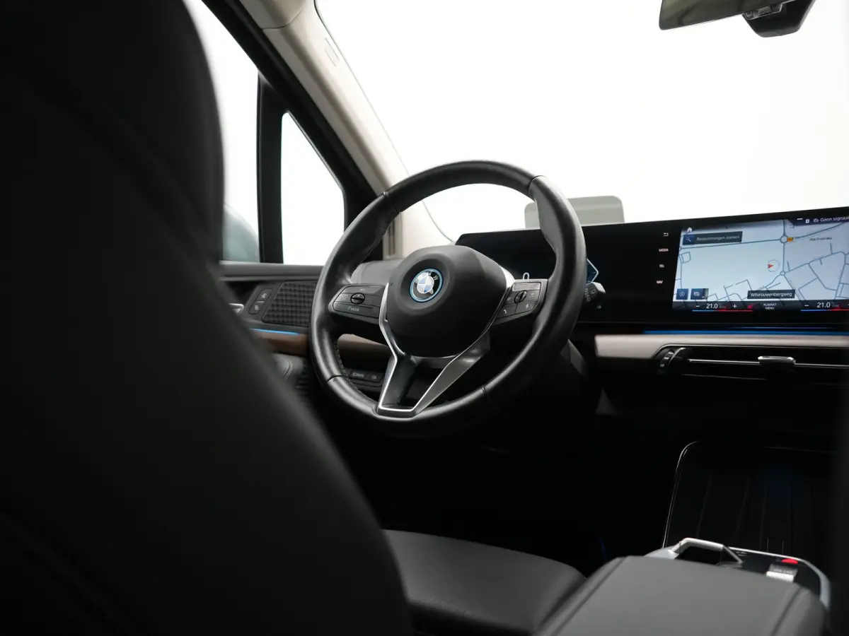 225e xDrive Luxury Line PHEV 245pk Dealer O.H. | Trekhaak Af Fabriek | Adaptive Cruise | 360 Camera | Head Up | Lederen Sportstoelen Verwarmd | Sfeerverichting | Keyless | Blis | Apple Carpl