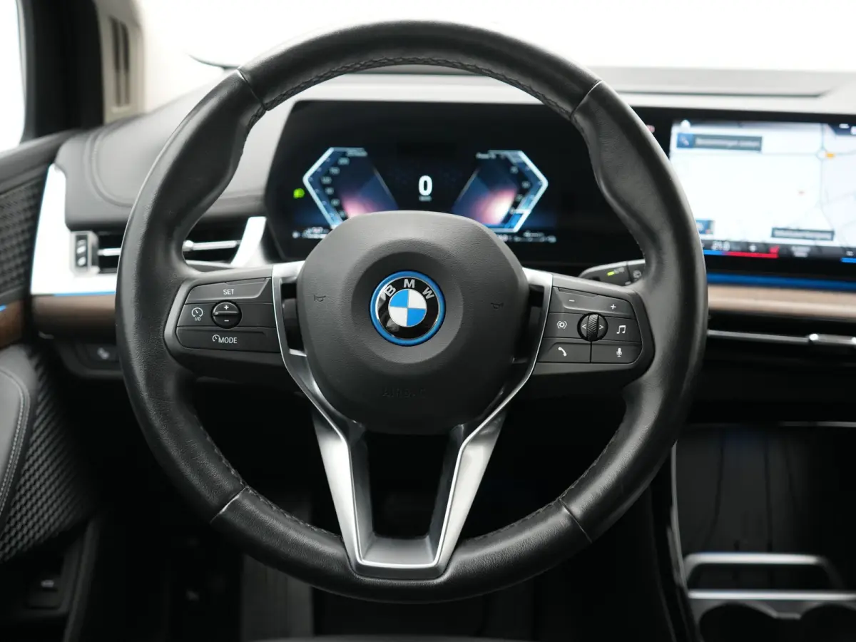225e xDrive Luxury Line PHEV 245pk Dealer O.H. | Trekhaak Af Fabriek | Adaptive Cruise | 360 Camera | Head Up | Lederen Sportstoelen Verwarmd | Sfeerverichting | Keyless | Blis | Apple Carpl