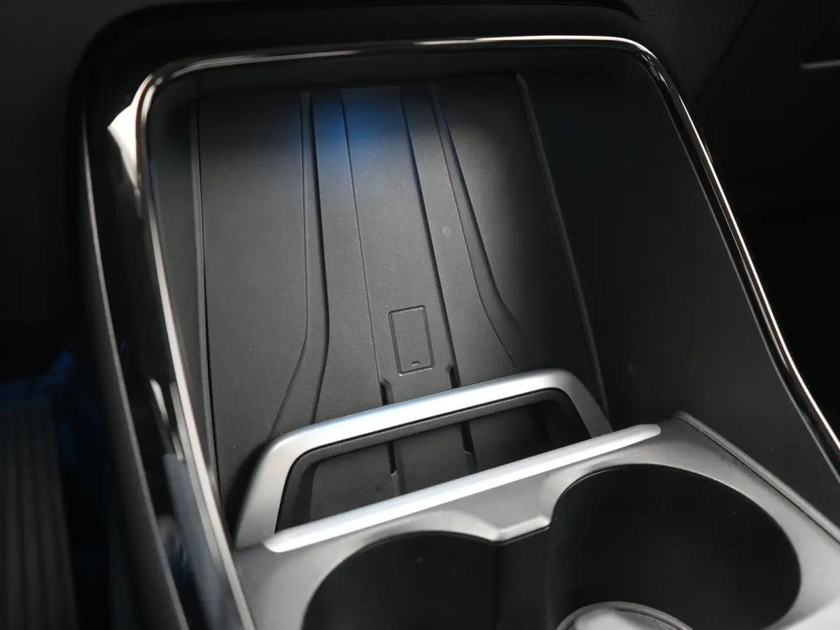 225e xDrive Luxury Line PHEV 245pk Dealer O.H. | Trekhaak Af Fabriek | Adaptive Cruise | 360 Camera | Head Up | Lederen Sportstoelen Verwarmd | Sfeerverichting | Keyless | Blis | Apple Carpl