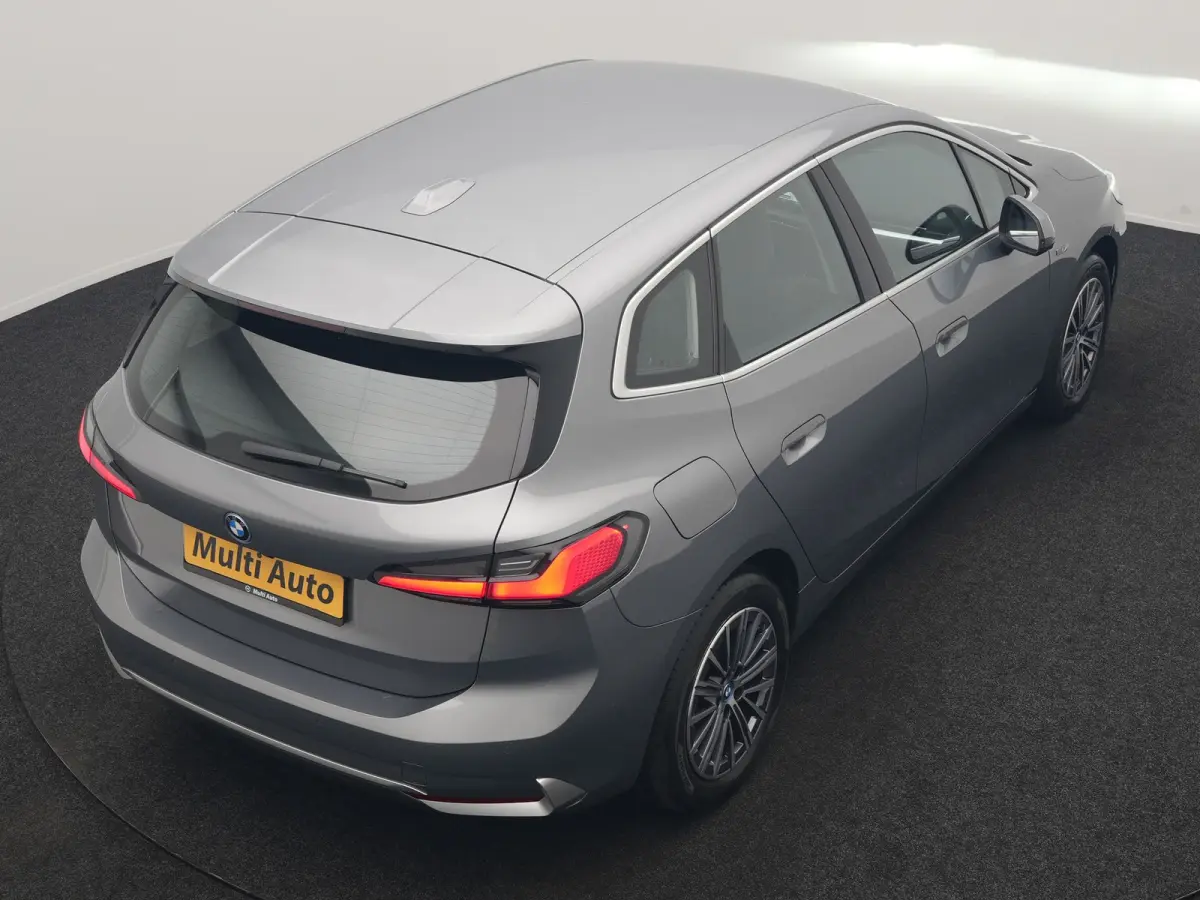 225e xDrive Luxury Line PHEV 245pk Dealer O.H. | Trekhaak Af Fabriek | Adaptive Cruise | 360 Camera | Head Up | Lederen Sportstoelen Verwarmd | Sfeerverichting | Keyless | Blis | Apple Carpl