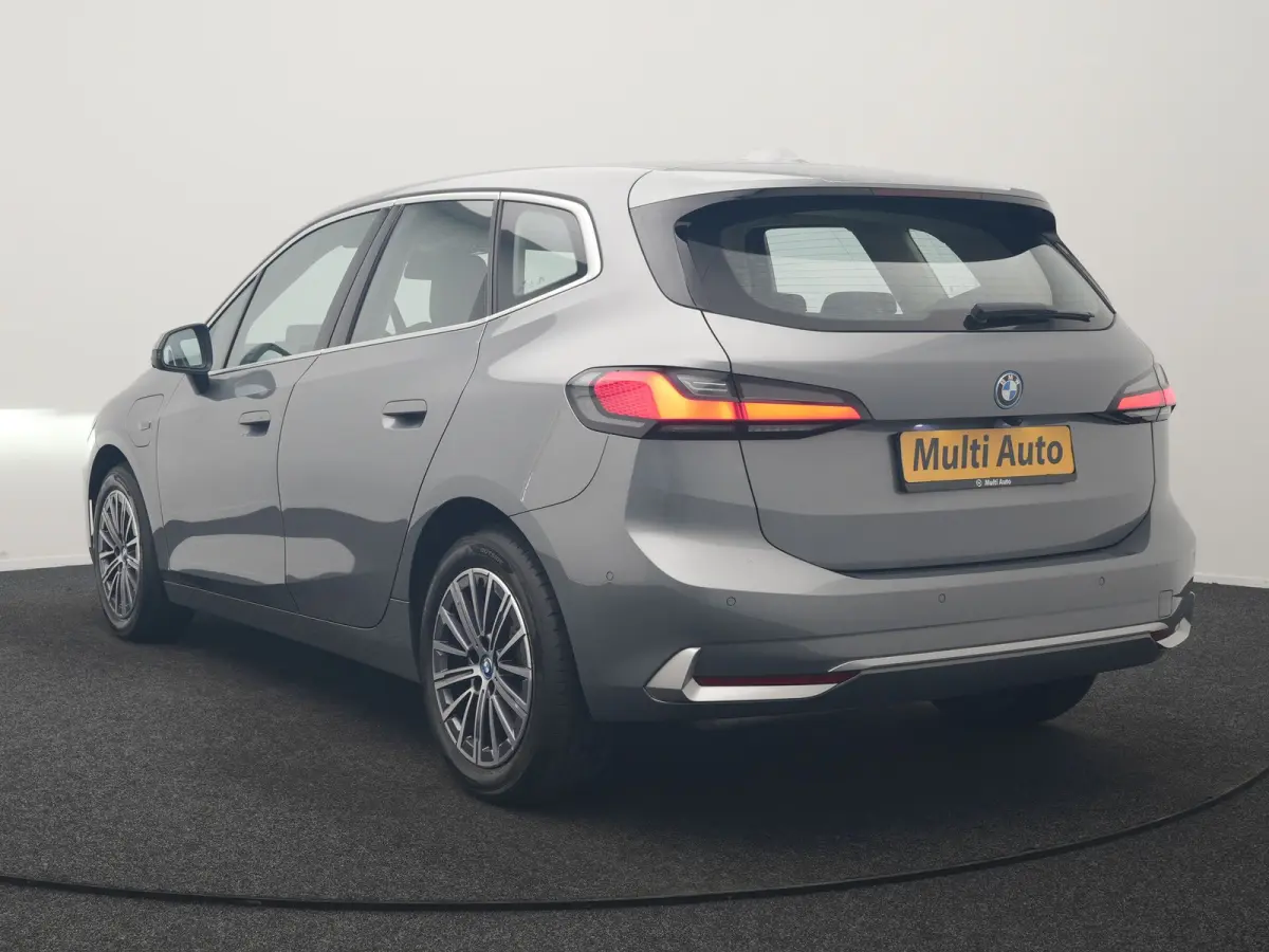 225e xDrive Luxury Line PHEV 245pk Dealer O.H. | Trekhaak Af Fabriek | Adaptive Cruise | 360 Camera | Head Up | Lederen Sportstoelen Verwarmd | Sfeerverichting | Keyless | Blis | Apple Carpl