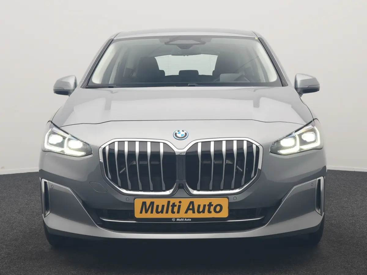 225e xDrive Luxury Line PHEV 245pk Dealer O.H. | Trekhaak Af Fabriek | Adaptive Cruise | 360 Camera | Head Up | Lederen Sportstoelen Verwarmd | Sfeerverichting | Keyless | Blis | Apple Carpl