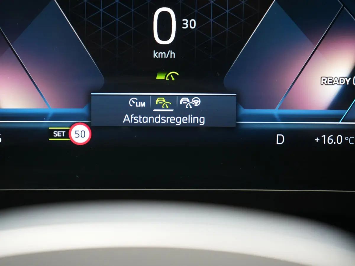 225e xDrive Luxury Line PHEV 245pk Dealer O.H. | Trekhaak Af Fabriek | Adaptive Cruise | 360 Camera | Head Up | Lederen Sportstoelen Verwarmd | Sfeerverichting | Keyless | Blis | Apple Carpl