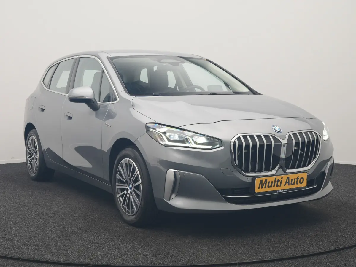 225e xDrive Luxury Line PHEV 245pk Dealer O.H. | Trekhaak Af Fabriek | Adaptive Cruise | 360 Camera | Head Up | Lederen Sportstoelen Verwarmd | Sfeerverichting | Keyless | Blis | Apple Carpl