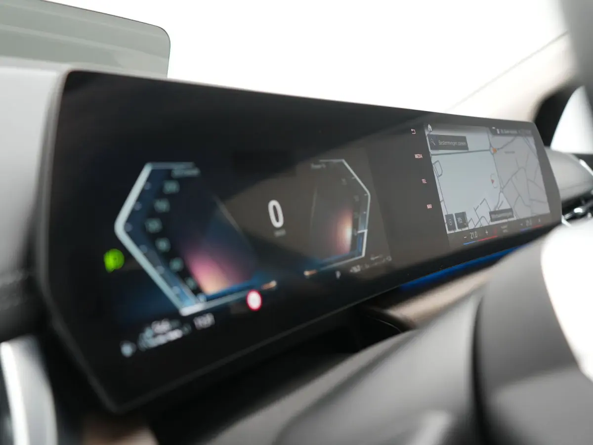 225e xDrive Luxury Line PHEV 245pk Dealer O.H. | Trekhaak Af Fabriek | Adaptive Cruise | 360 Camera | Head Up | Lederen Sportstoelen Verwarmd | Sfeerverichting | Keyless | Blis | Apple Carpl