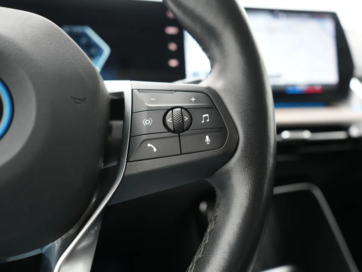 225e xDrive Luxury Line PHEV 245pk Dealer O.H. | Trekhaak Af Fabriek | Adaptive Cruise | 360 Camera | Head Up | Lederen Sportstoelen Verwarmd | Sfeerverichting | Keyless | Blis | Apple Carpl