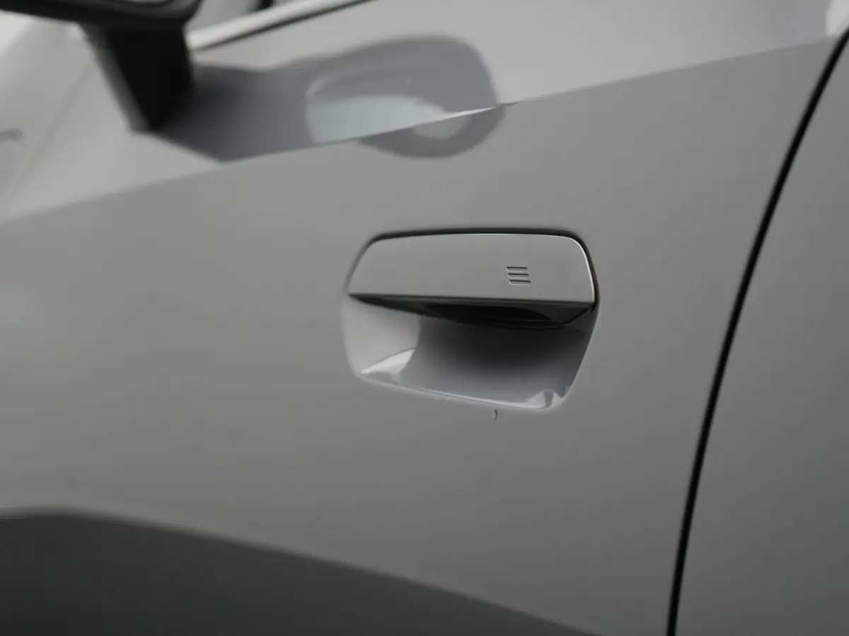 225e xDrive Luxury Line PHEV 245pk Dealer O.H. | Trekhaak Af Fabriek | Adaptive Cruise | 360 Camera | Head Up | Lederen Sportstoelen Verwarmd | Sfeerverichting | Keyless | Blis | Apple Carpl
