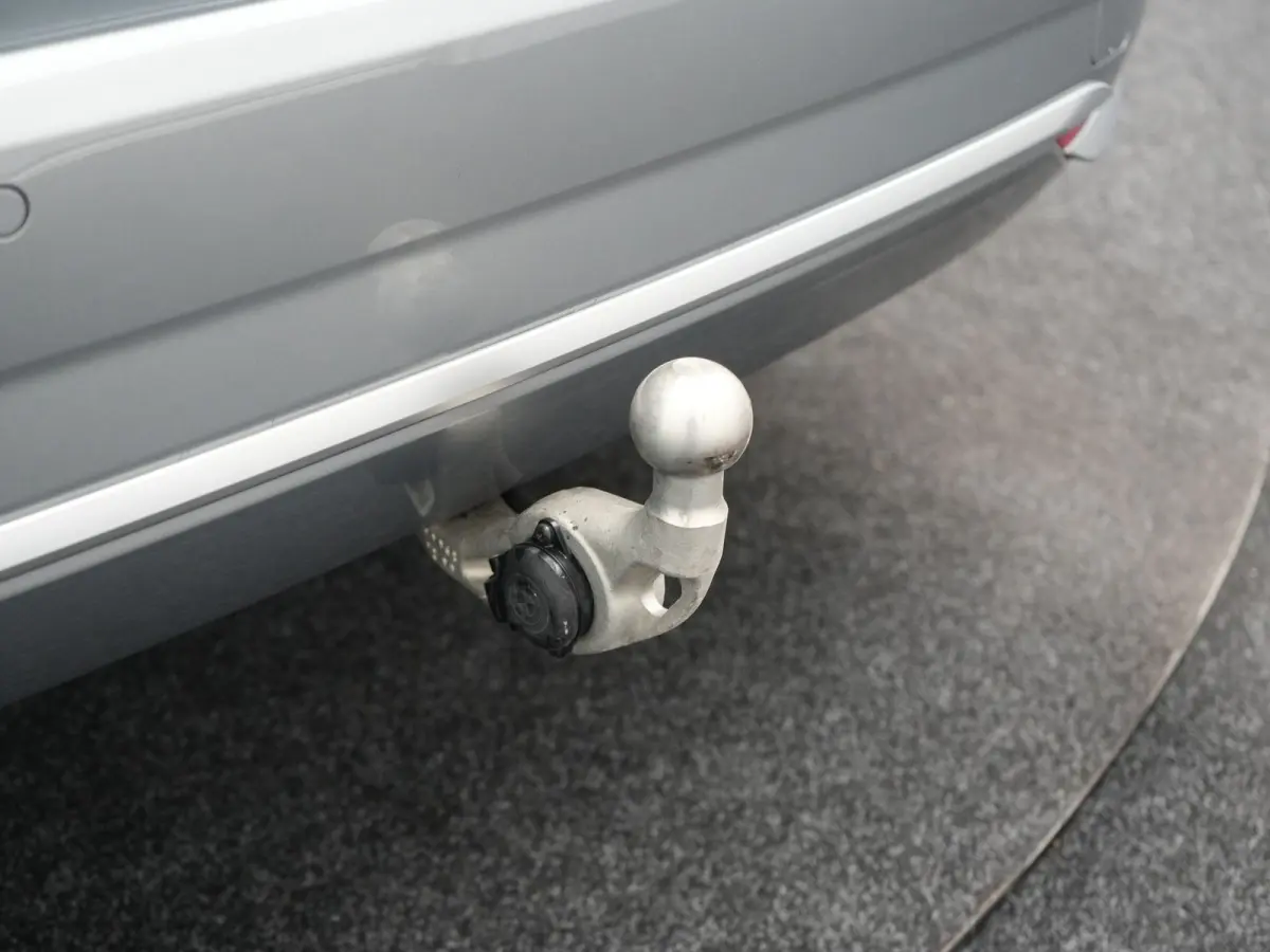 225e xDrive Luxury Line PHEV 245pk Dealer O.H. | Trekhaak Af Fabriek | Adaptive Cruise | 360 Camera | Head Up | Lederen Sportstoelen Verwarmd | Sfeerverichting | Keyless | Blis | Apple Carpl