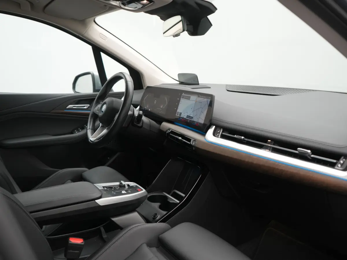 225e xDrive Luxury Line PHEV 245pk Dealer O.H. | Trekhaak Af Fabriek | Adaptive Cruise | 360 Camera | Head Up | Lederen Sportstoelen Verwarmd | Sfeerverichting | Keyless | Blis | Apple Carpl