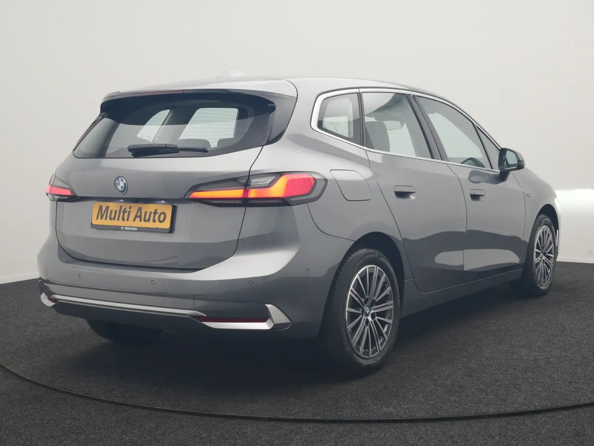 225e xDrive Luxury Line PHEV 245pk Dealer O.H. | Trekhaak Af Fabriek | Adaptive Cruise | 360 Camera | Head Up | Lederen Sportstoelen Verwarmd | Sfeerverichting | Keyless | Blis | Apple Carpl