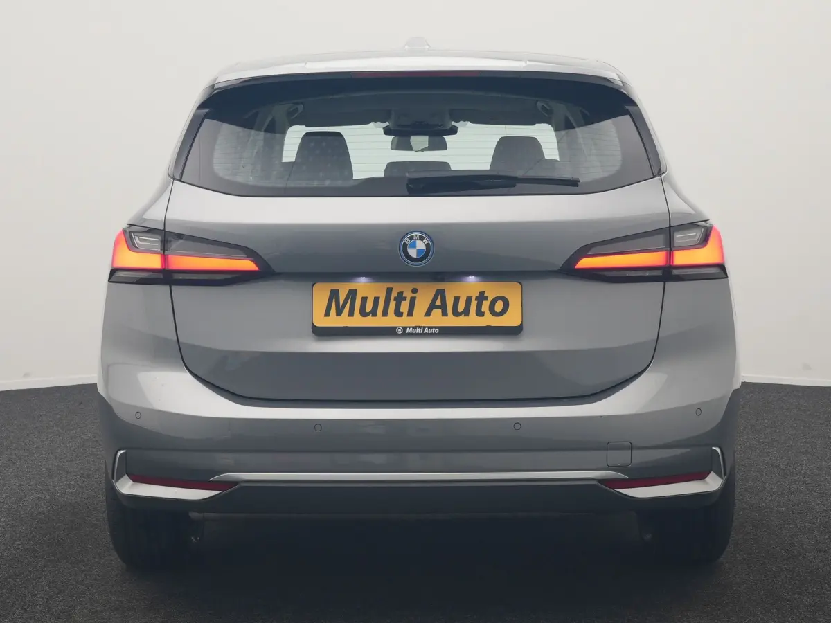 225e xDrive Luxury Line PHEV 245pk Dealer O.H. | Trekhaak Af Fabriek | Adaptive Cruise | 360 Camera | Head Up | Lederen Sportstoelen Verwarmd | Sfeerverichting | Keyless | Blis | Apple Carpl