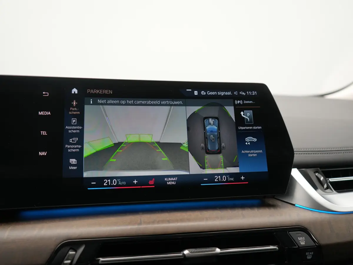 225e xDrive Luxury Line PHEV 245pk Dealer O.H. | Trekhaak Af Fabriek | Adaptive Cruise | 360 Camera | Head Up | Lederen Sportstoelen Verwarmd | Sfeerverichting | Keyless | Blis | Apple Carpl