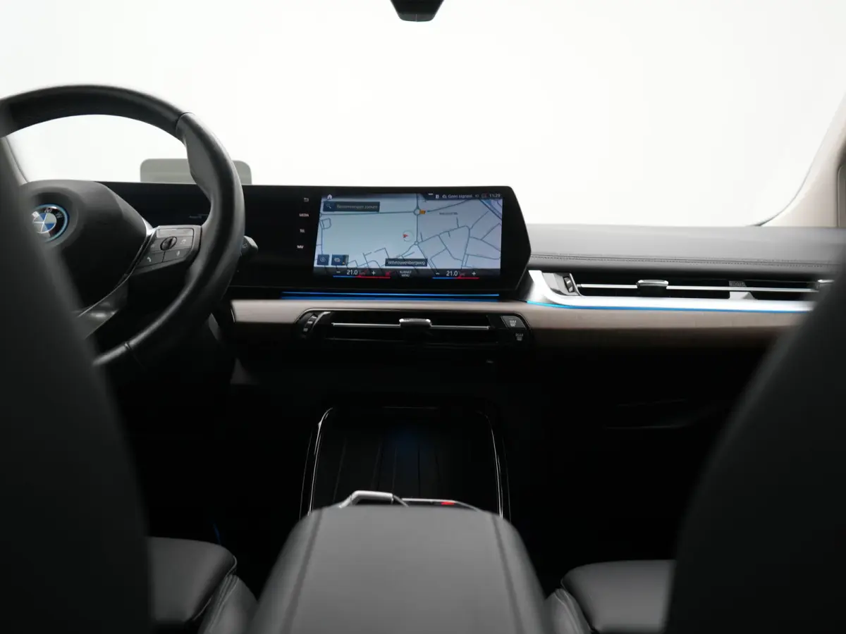225e xDrive Luxury Line PHEV 245pk Dealer O.H. | Trekhaak Af Fabriek | Adaptive Cruise | 360 Camera | Head Up | Lederen Sportstoelen Verwarmd | Sfeerverichting | Keyless | Blis | Apple Carpl