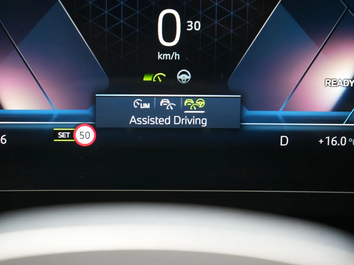 225e xDrive Luxury Line PHEV 245pk Dealer O.H. | Trekhaak Af Fabriek | Adaptive Cruise | 360 Camera | Head Up | Lederen Sportstoelen Verwarmd | Sfeerverichting | Keyless | Blis | Apple Carpl