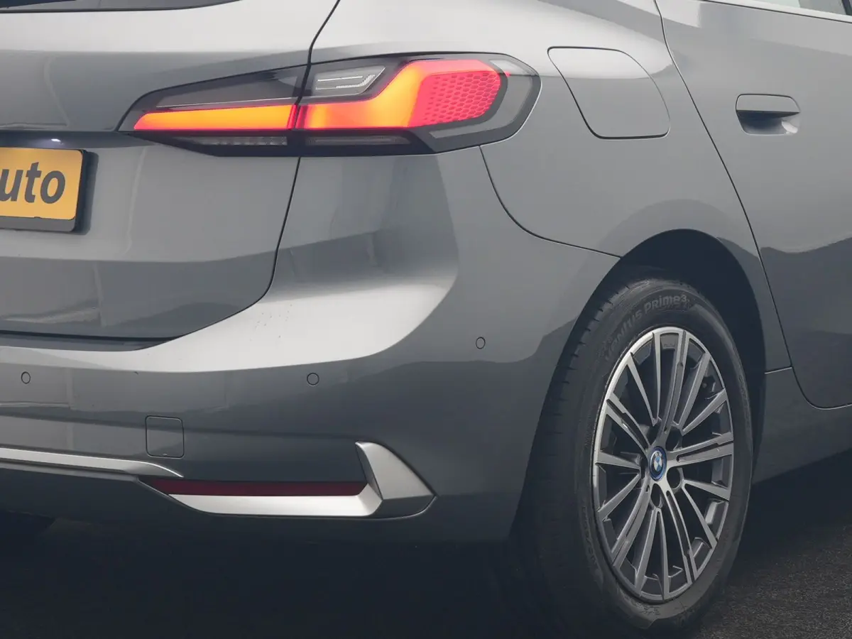 225e xDrive Luxury Line PHEV 245pk Dealer O.H. | Trekhaak Af Fabriek | Adaptive Cruise | 360 Camera | Head Up | Lederen Sportstoelen Verwarmd | Sfeerverichting | Keyless | Blis | Apple Carpl