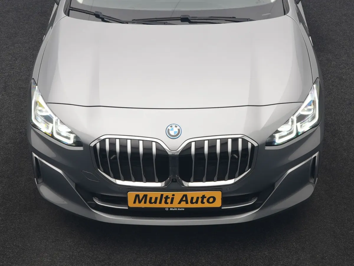 225e xDrive Luxury Line PHEV 245pk Dealer O.H. | Trekhaak Af Fabriek | Adaptive Cruise | 360 Camera | Head Up | Lederen Sportstoelen Verwarmd | Sfeerverichting | Keyless | Blis | Apple Carpl