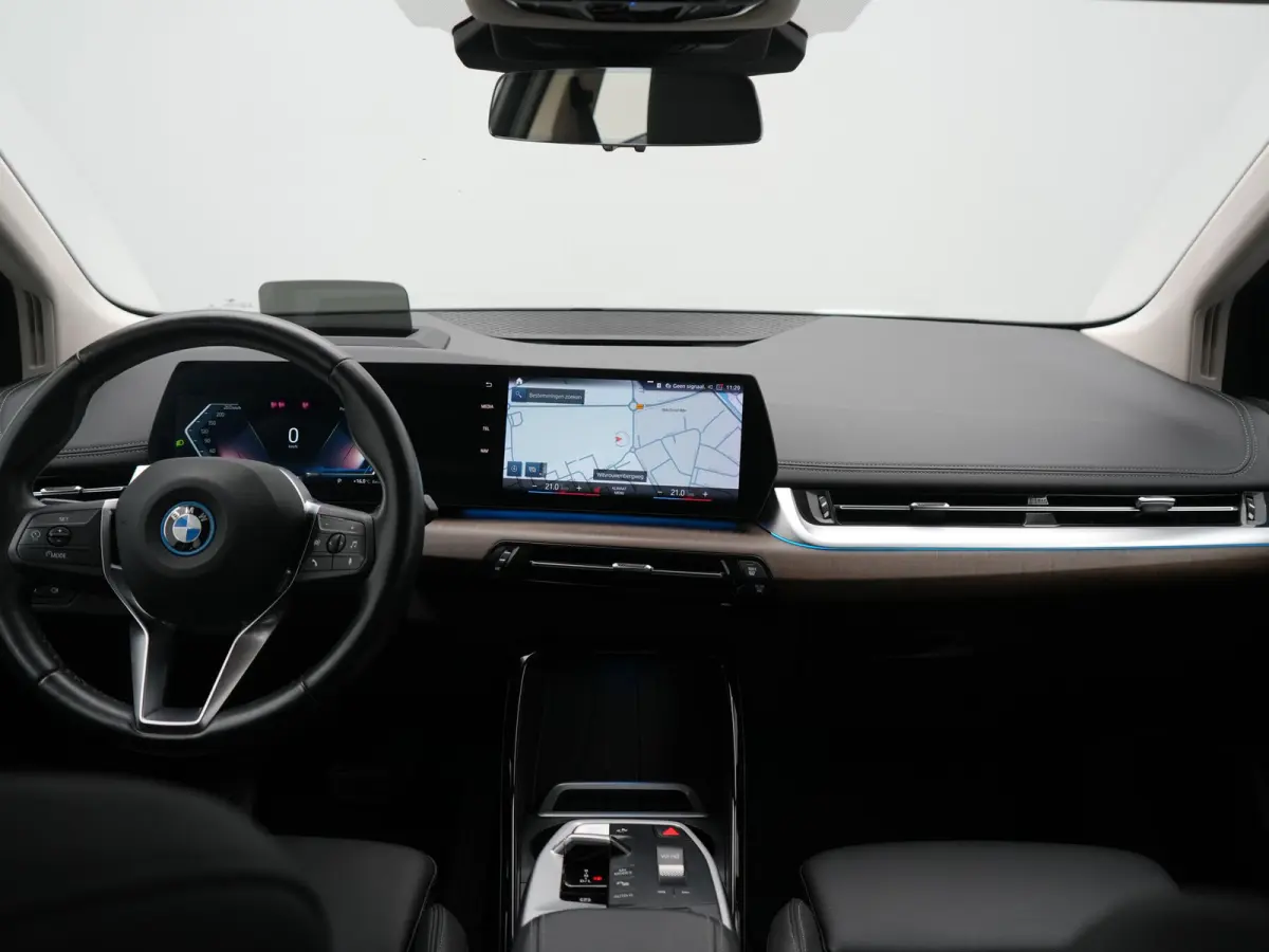 225e xDrive Luxury Line PHEV 245pk Dealer O.H. | Trekhaak Af Fabriek | Adaptive Cruise | 360 Camera | Head Up | Lederen Sportstoelen Verwarmd | Sfeerverichting | Keyless | Blis | Apple Carpl