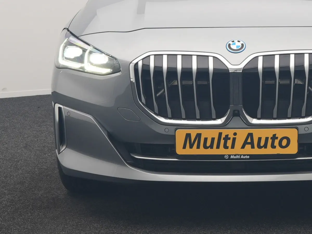 225e xDrive Luxury Line PHEV 245pk Dealer O.H. | Trekhaak Af Fabriek | Adaptive Cruise | 360 Camera | Head Up | Lederen Sportstoelen Verwarmd | Sfeerverichting | Keyless | Blis | Apple Carpl