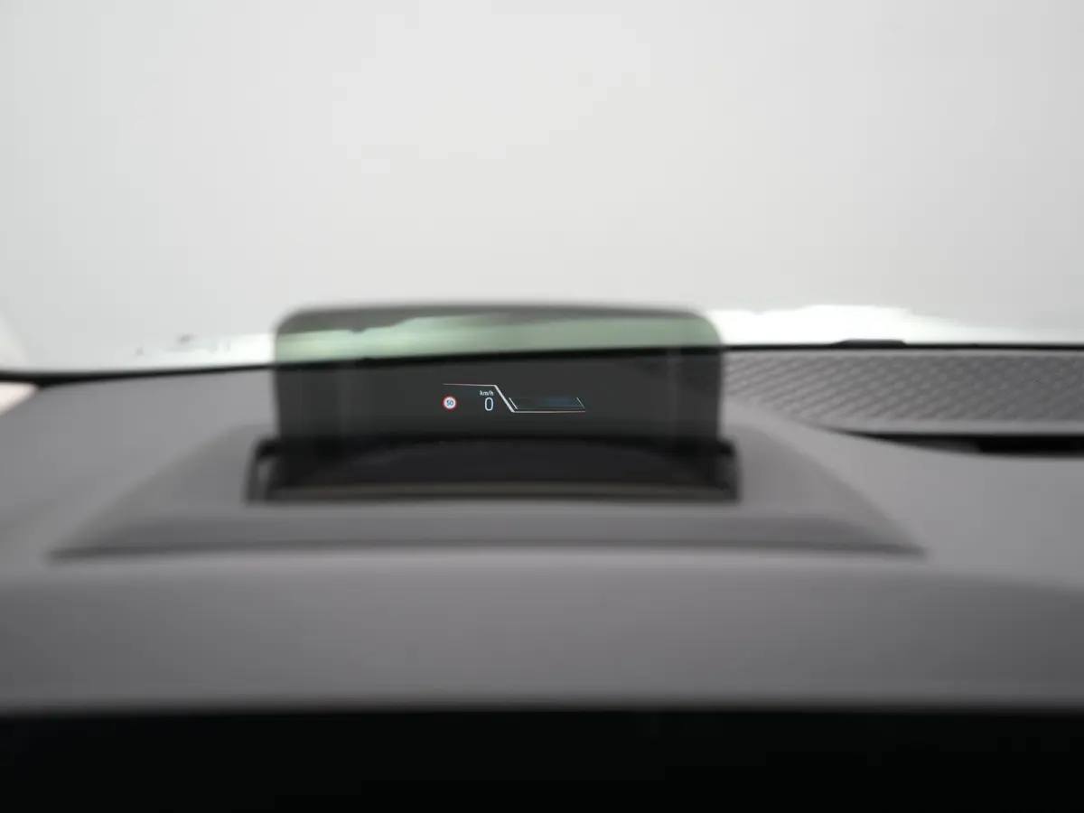 225e xDrive Luxury Line PHEV 245pk Dealer O.H. | Trekhaak Af Fabriek | Adaptive Cruise | 360 Camera | Head Up | Lederen Sportstoelen Verwarmd | Sfeerverichting | Keyless | Blis | Apple Carpl