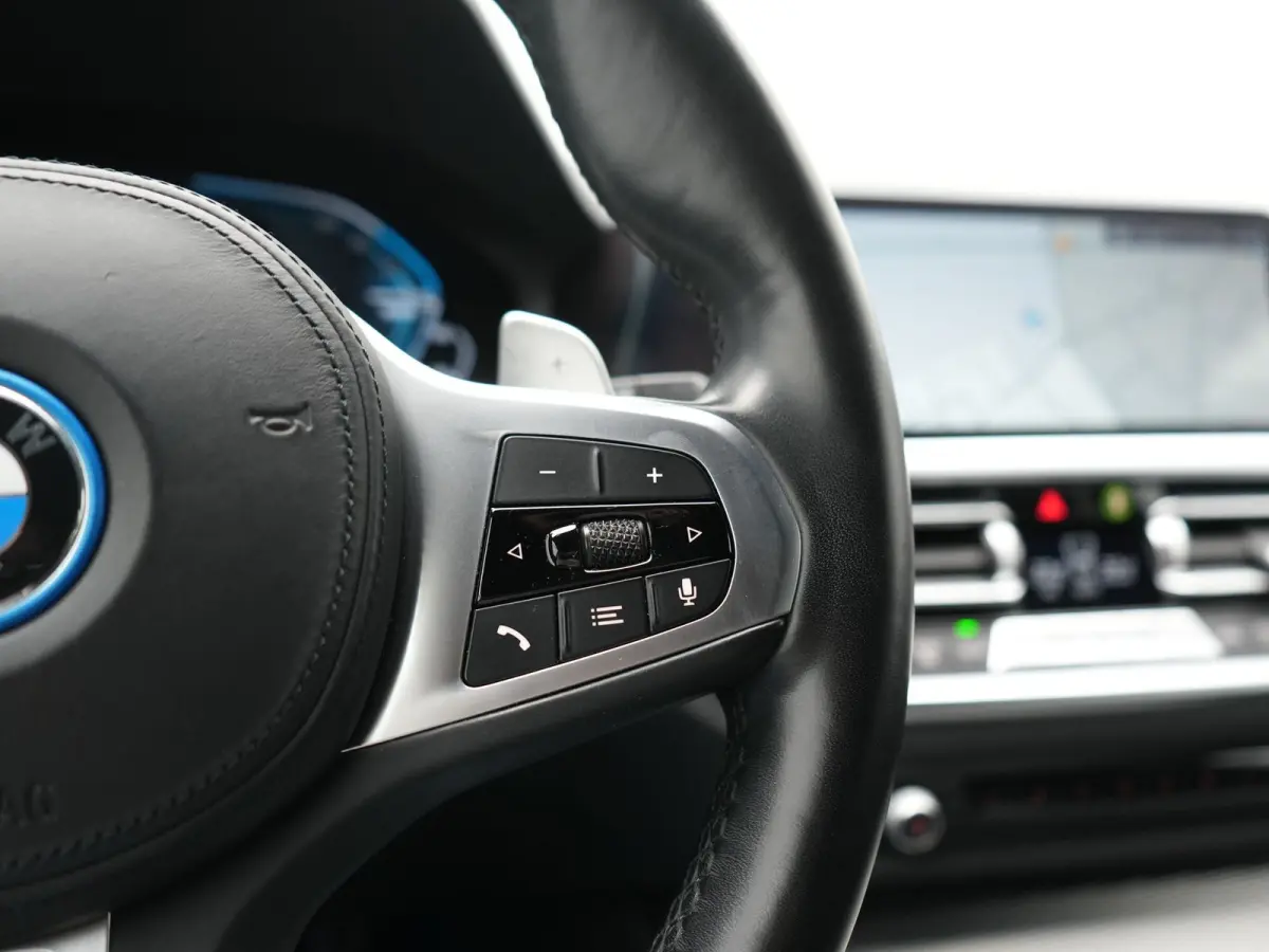 320e xDrive M Sport PHEV Dealer O.H. | Camera | Alcantara Sportstoelen & Stuur Verwarmd | Sfeerverlichting | Keyless | Blis | Apple Carplay | Navigatie | DAB | 18"L.M | Plug In Hybrid |