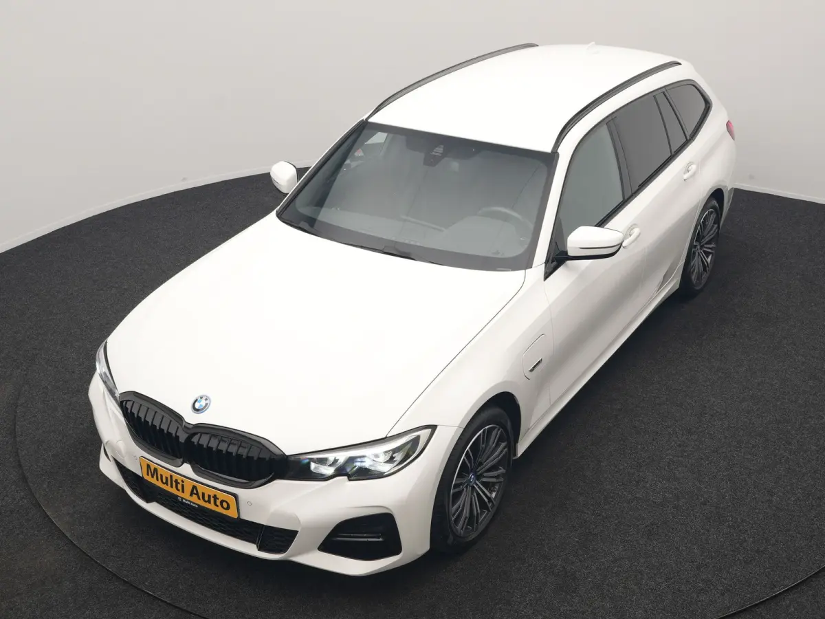 320e xDrive M Sport PHEV Dealer O.H. | Camera | Alcantara Sportstoelen & Stuur Verwarmd | Sfeerverlichting | Keyless | Blis | Apple Carplay | Navigatie | DAB | 18"L.M | Plug In Hybrid |