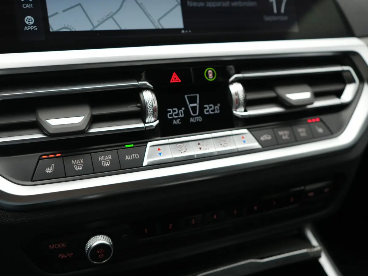 320e xDrive M Sport PHEV Dealer O.H. | Camera | Alcantara Sportstoelen & Stuur Verwarmd | Sfeerverlichting | Keyless | Blis | Apple Carplay | Navigatie | DAB | 18"L.M | Plug In Hybrid |