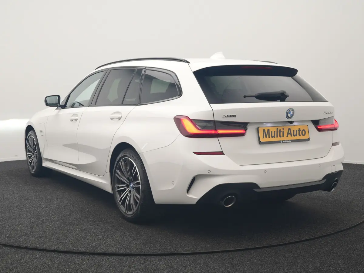 320e xDrive M Sport PHEV Dealer O.H. | Camera | Alcantara Sportstoelen & Stuur Verwarmd | Sfeerverlichting | Keyless | Blis | Apple Carplay | Navigatie | DAB | 18"L.M | Plug In Hybrid |