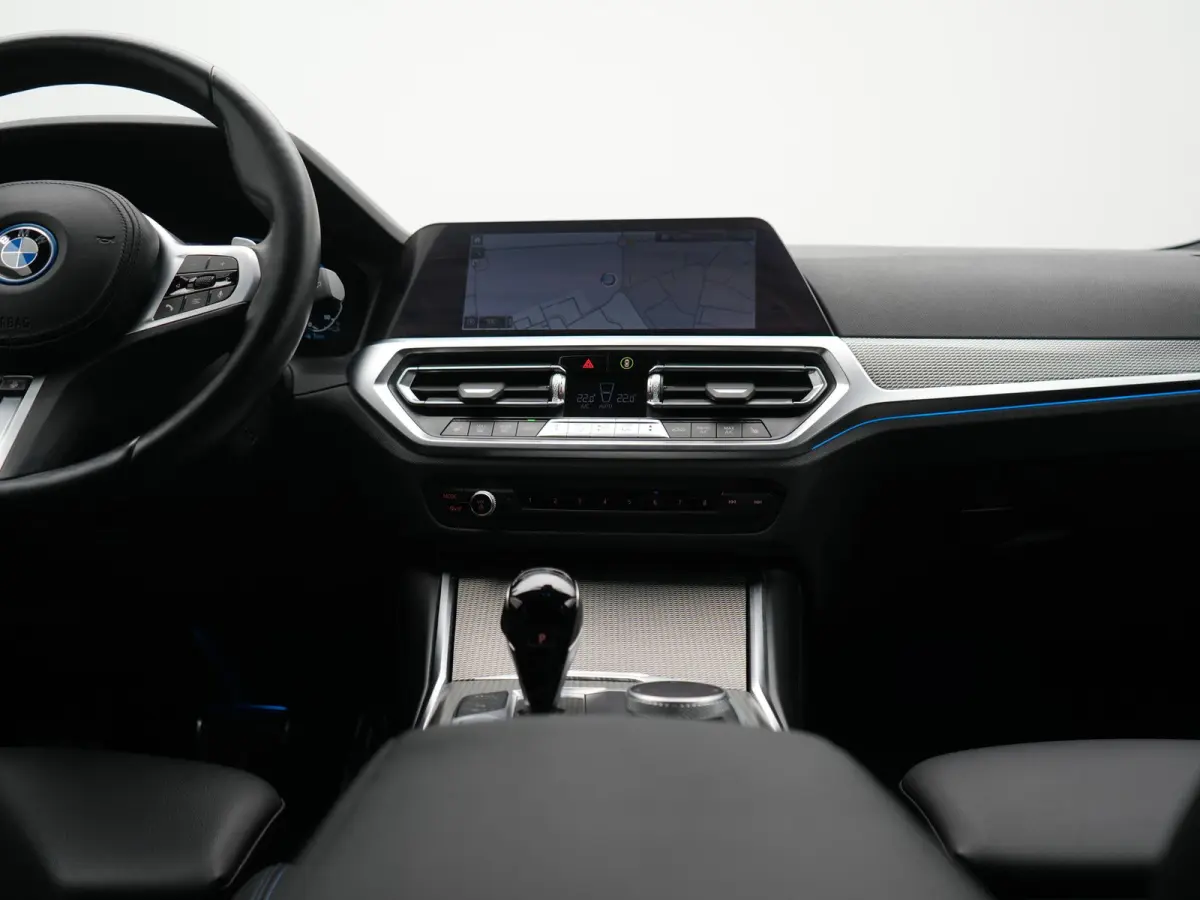320e xDrive M Sport PHEV Dealer O.H. | Camera | Alcantara Sportstoelen & Stuur Verwarmd | Sfeerverlichting | Keyless | Blis | Apple Carplay | Navigatie | DAB | 18"L.M | Plug In Hybrid |