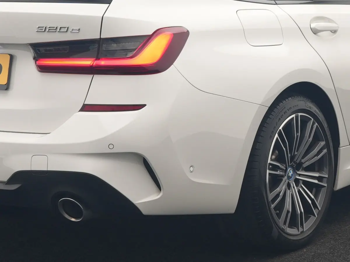 320e xDrive M Sport PHEV Dealer O.H. | Camera | Alcantara Sportstoelen & Stuur Verwarmd | Sfeerverlichting | Keyless | Blis | Apple Carplay | Navigatie | DAB | 18"L.M | Plug In Hybrid |